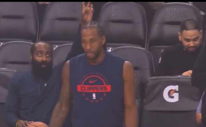 官方入口-童心未泯！小卡赛前投篮热身 哈登在其身后摆出“兔耳朵”手势