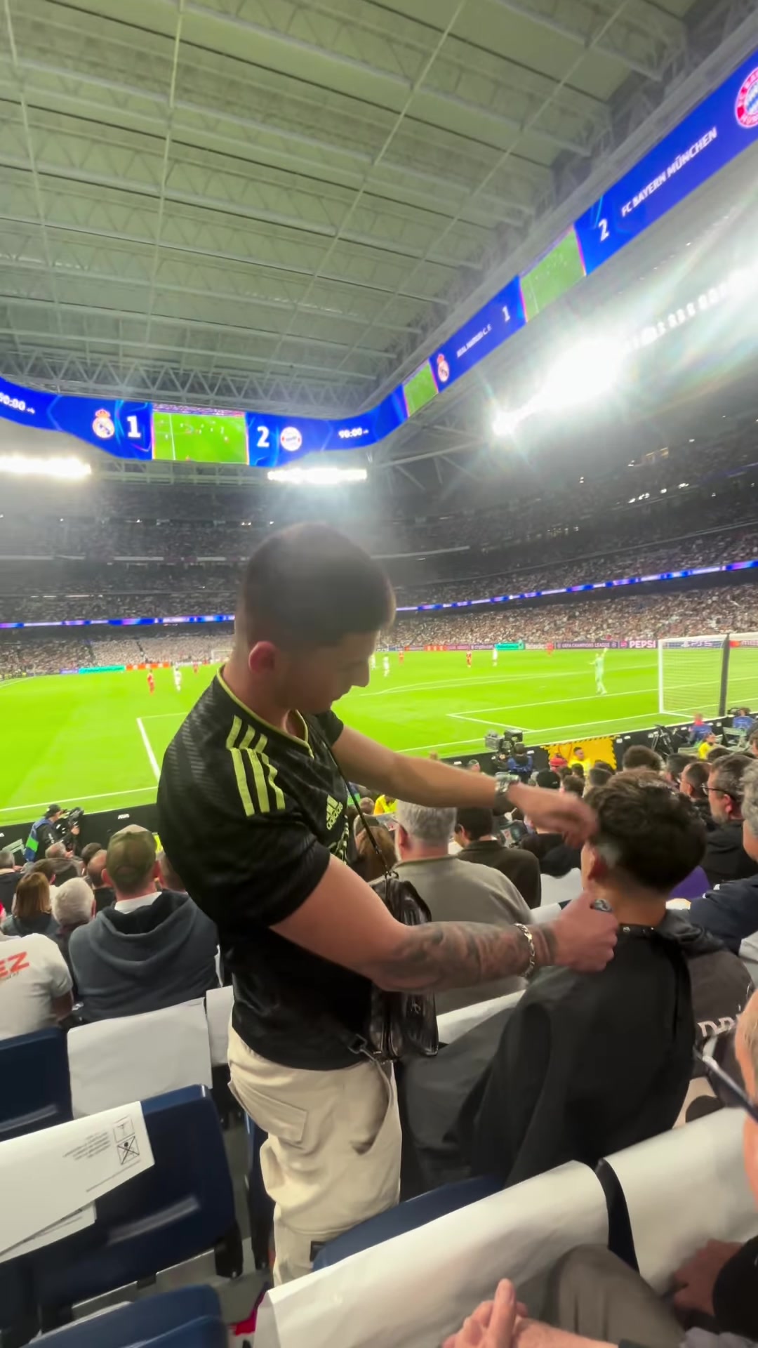 赛事新闻-科贝：皇马vs拜仁赛中一网红在伯纳乌看台理发，引发皇马球迷不满