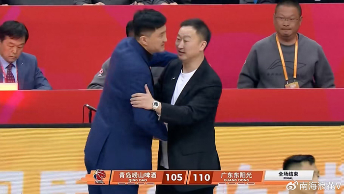 世界杯实时比分-逆转青岛！仅打两分钟得到媒体和球迷怒赞：最后时刻盖帽和篮板立功了|广东队|黄明依|杜锋|青岛队|青岛市_新浪新闻